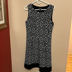 Alyx Sleeveless dress size 14 black and white   Pleated  comfortable  soft